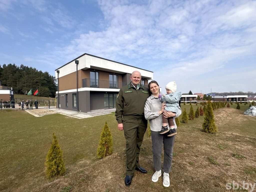 Работников Боровлянского лесхоза заселили в современный таунхаус