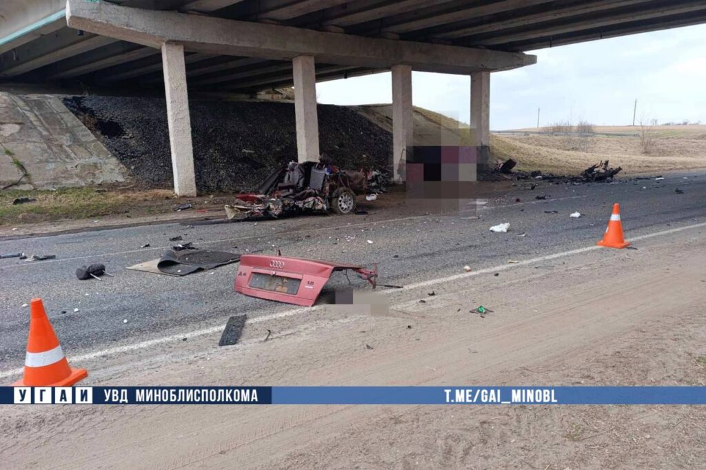 Под Воложином 20-летний водитель врезался в опору моста и погиб