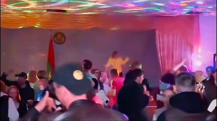 Сельская дискотека в Гайне собрала полный зал и стала новым хитом сети