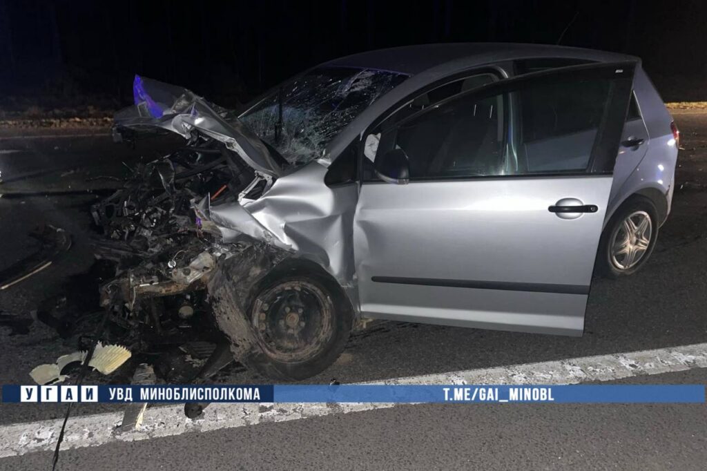 Водитель на Volkswagen влетел в МАЗ под Держинском и попал в больницу