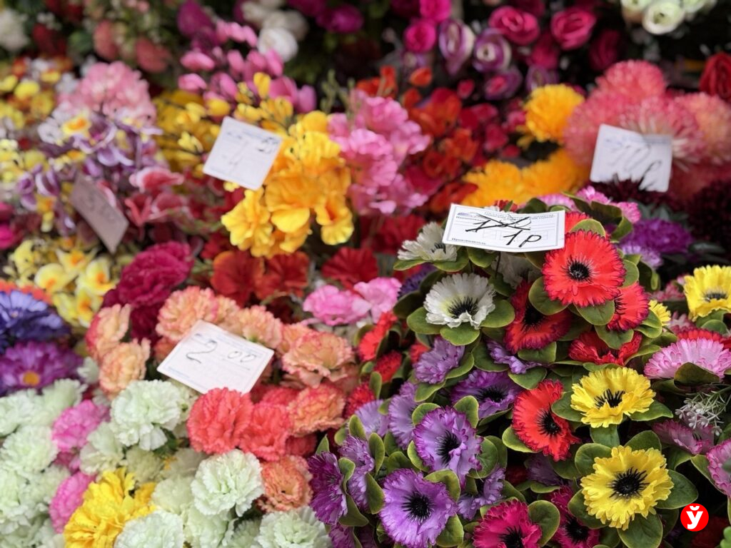 На Комаровке можно купить искусственные цветы за 1 рубль