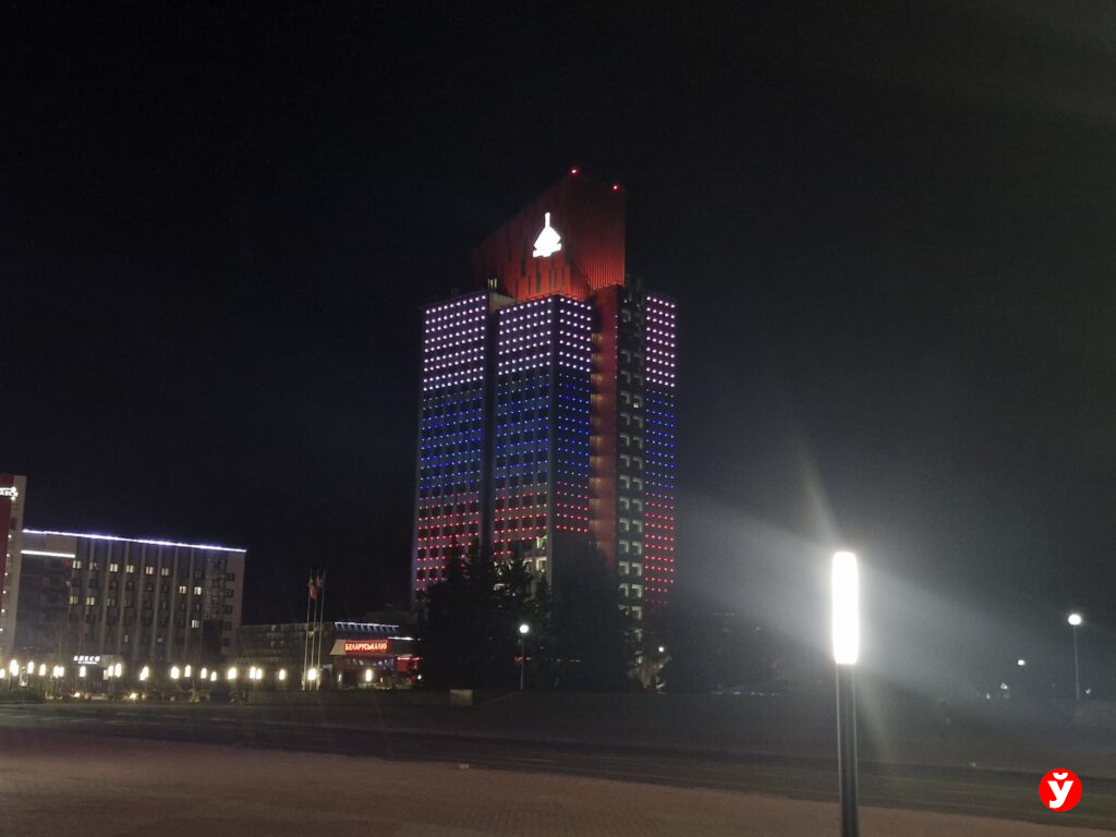 Главное здание «Беларуськалия» окрасилось в цвета белорусского и российского флагов