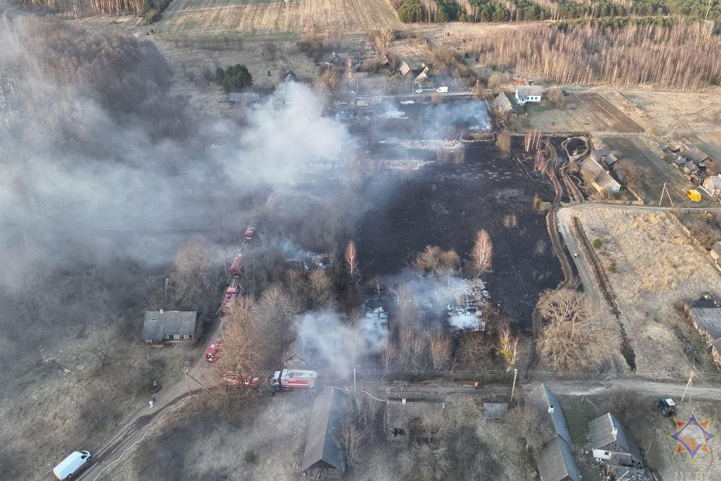 Крупный пожар случился в белорусской деревне – сразу сгорели 6 домов и 12 хозпостроек