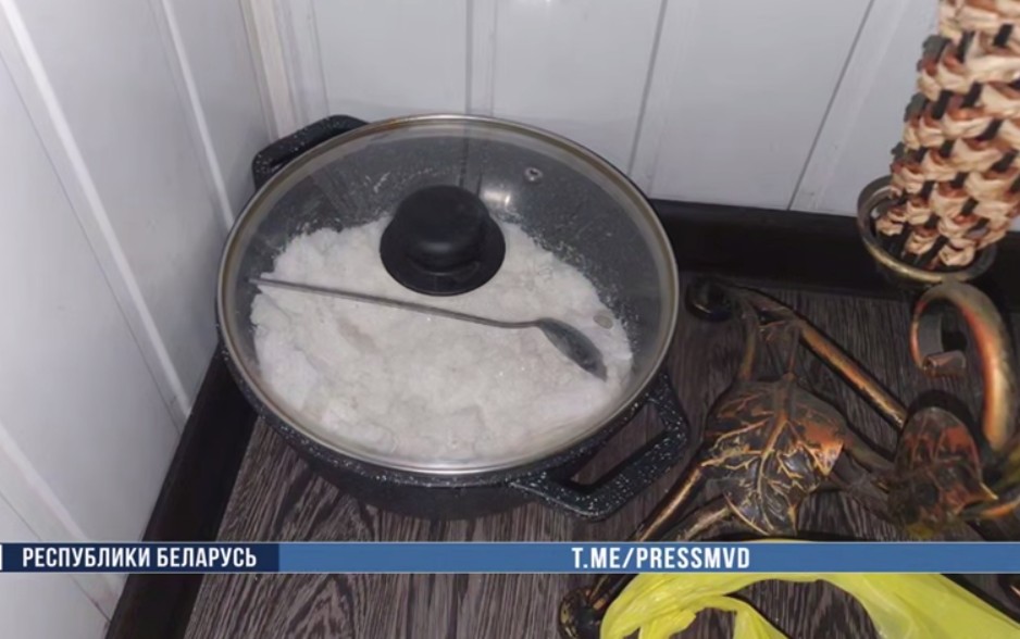 Привёз 2 кг мефедрона и фасовал в квартире: задержан 63-летний наркокурьер