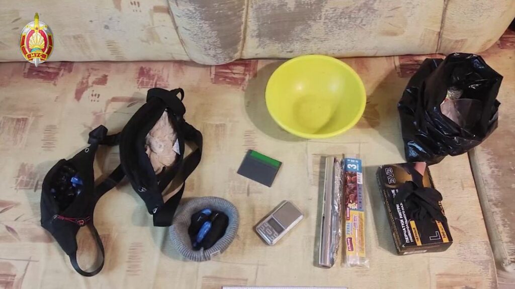 В Беларуси накрыли курьера наркомагазина: изъят килограмм «синтетики», ему грозит 20 лет