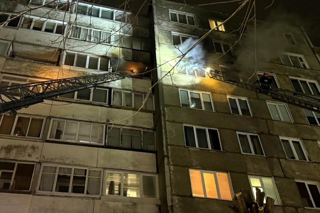 Три человека погибли при пожаре в Молодечно, один из них выпрыгнул из окна