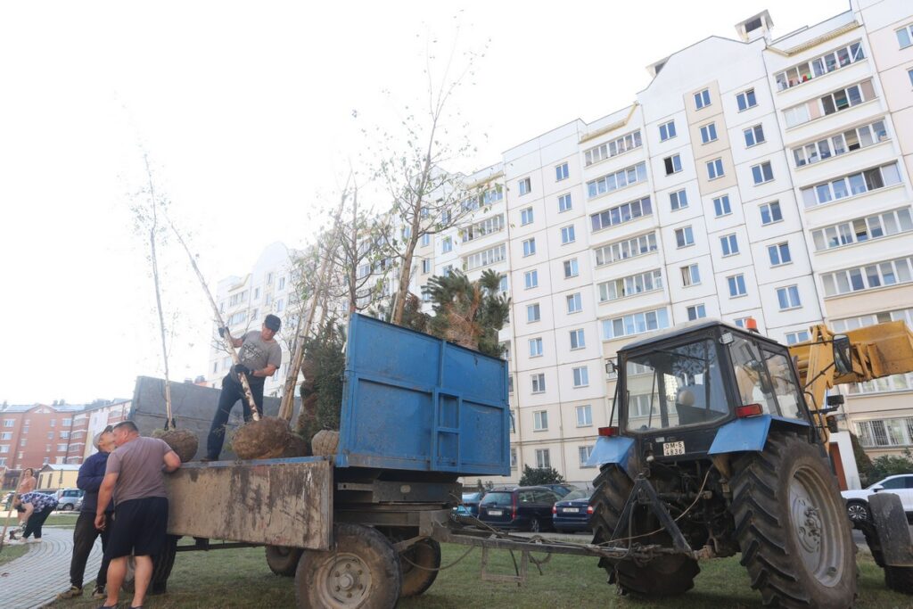 Как 500 коммунальщиков держат Смолевичский район в чистоте и уюте