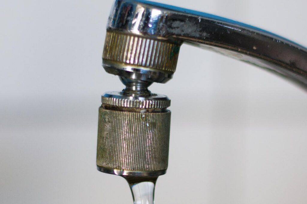 Узнали, почему в Мяделе из-под крана течет ржавая вода