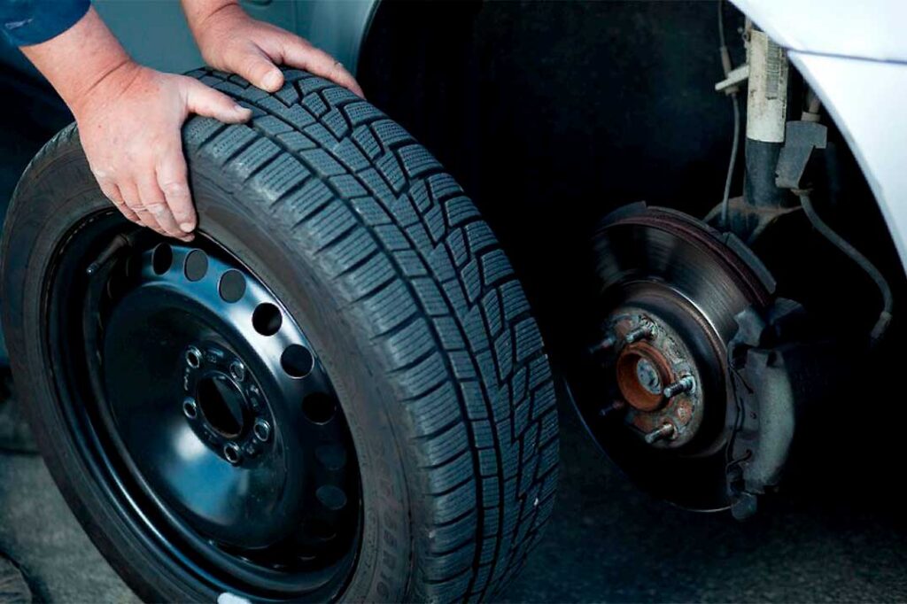 В Барановичах мужчина погиб под колесами собственного авто