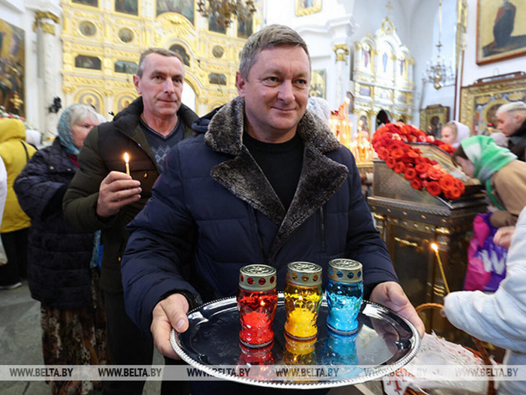 Благодатный огонь от гроба Господня доставили в Свято-Духов кафедральный собор в Минске