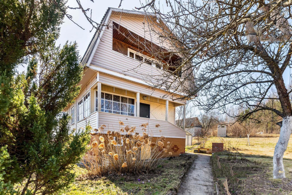 В Смолевичском раойне продают уютную винтажную дачу. Узнали цену