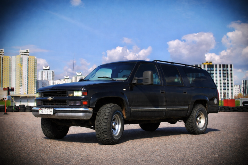 Белорус купил Chevrolet Suburban и превратил его в киноактёра