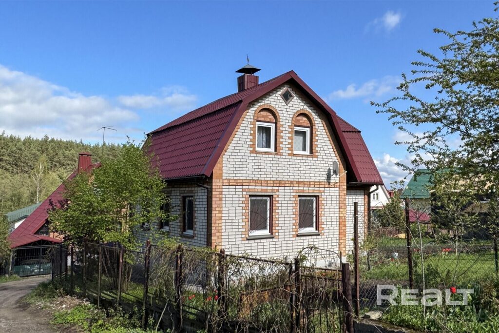 В 25 минутах езды от Минска проедется дача с ретро-интерьером – узнали цену