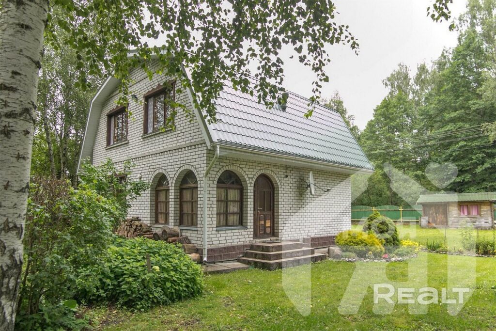 Недалеко от Минска продают дом с большим участком в сердце березовой рощи – узнали цену