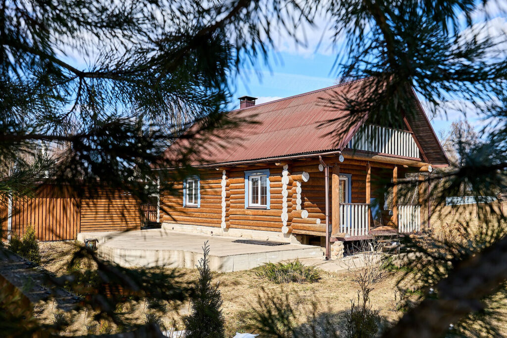 В Логойском районе продают уютный деревянный дом с просторным участком