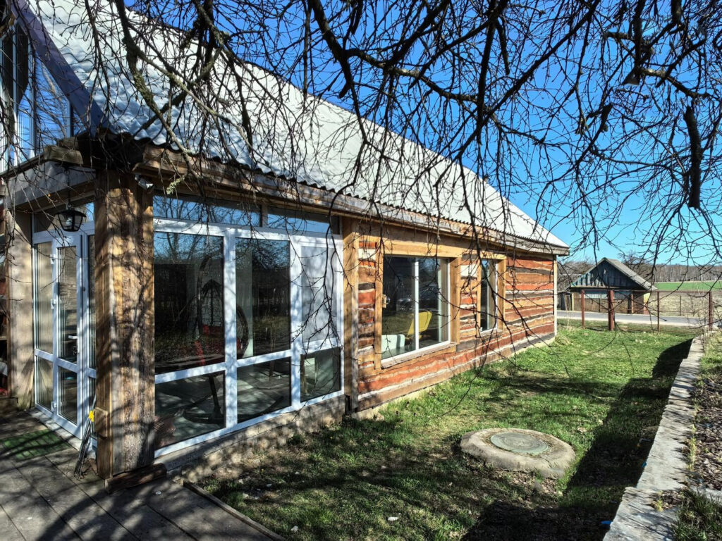 Белорусы переделали деревенскую хату в необычный дизайнерский дом, а сейчас продают. Узнали цену