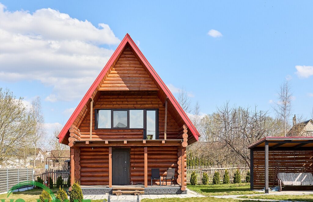 В Дзержинском районе продается дом из сруба с участком 10 соток. Узнали стоимость