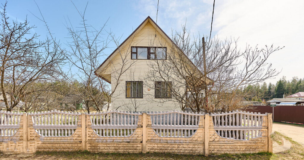 В Минском районе продается интересный дачный дом для сезонного проживания. Узнали цену