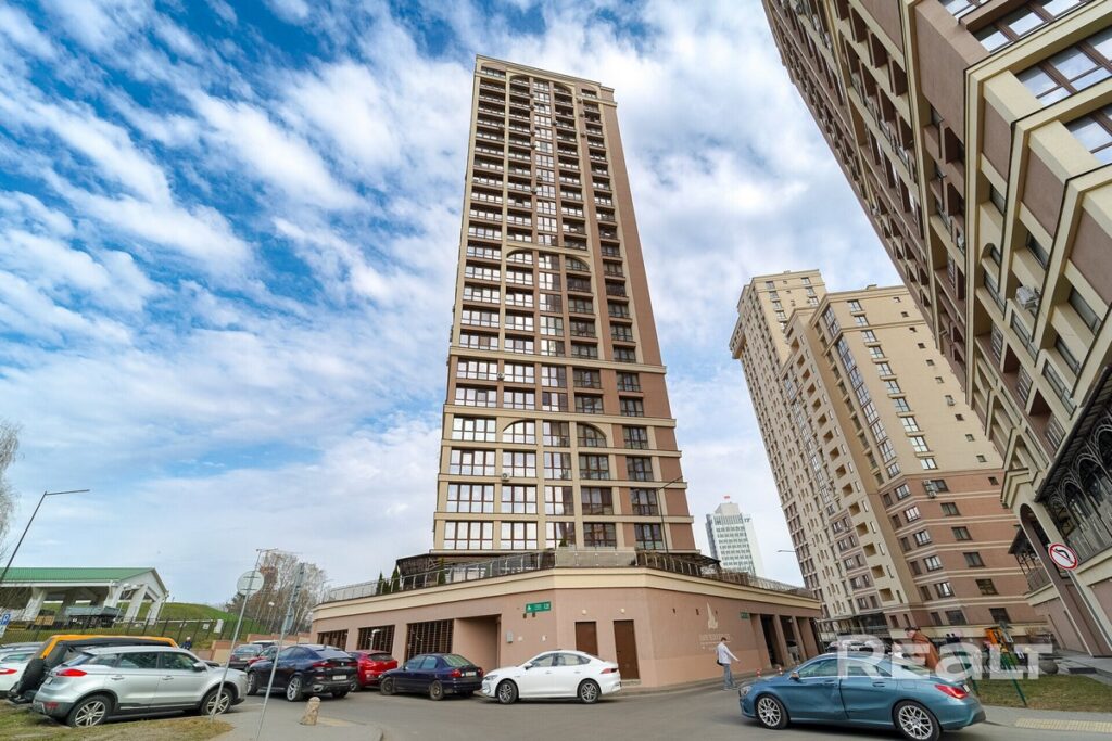 Бежевый минимализм и много света. Смотрим бюджетную квартиру в столичном ЖК