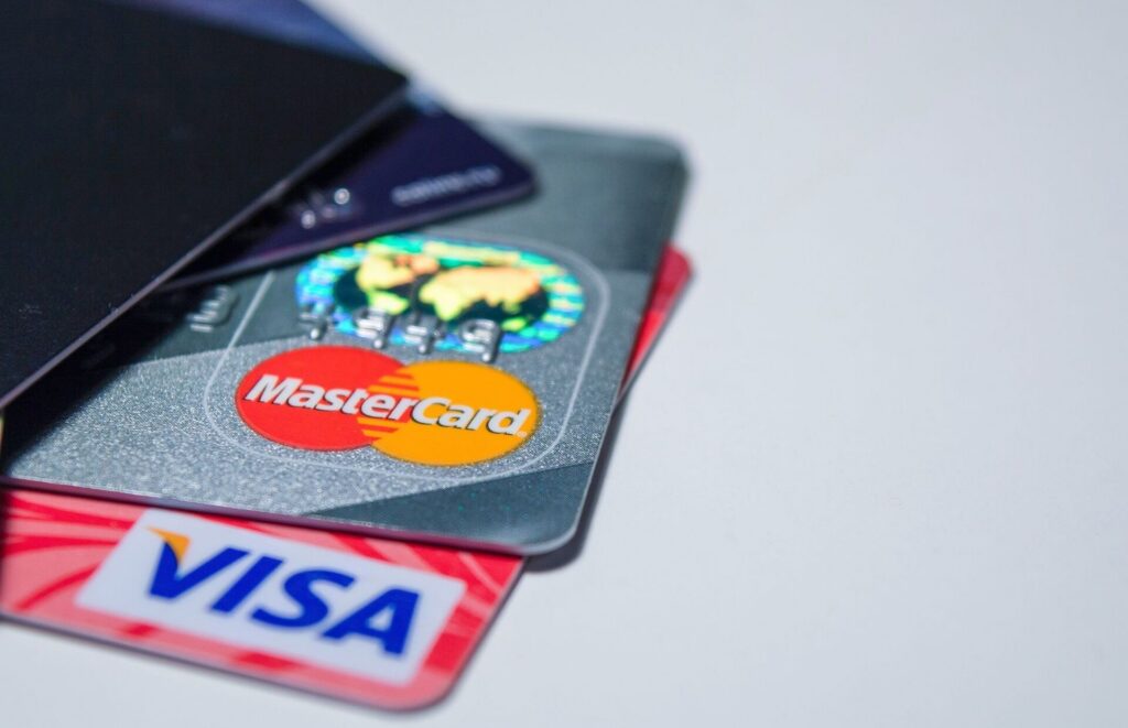 Нацбанк предлагает ограничить число банковских карт на одного белоруса