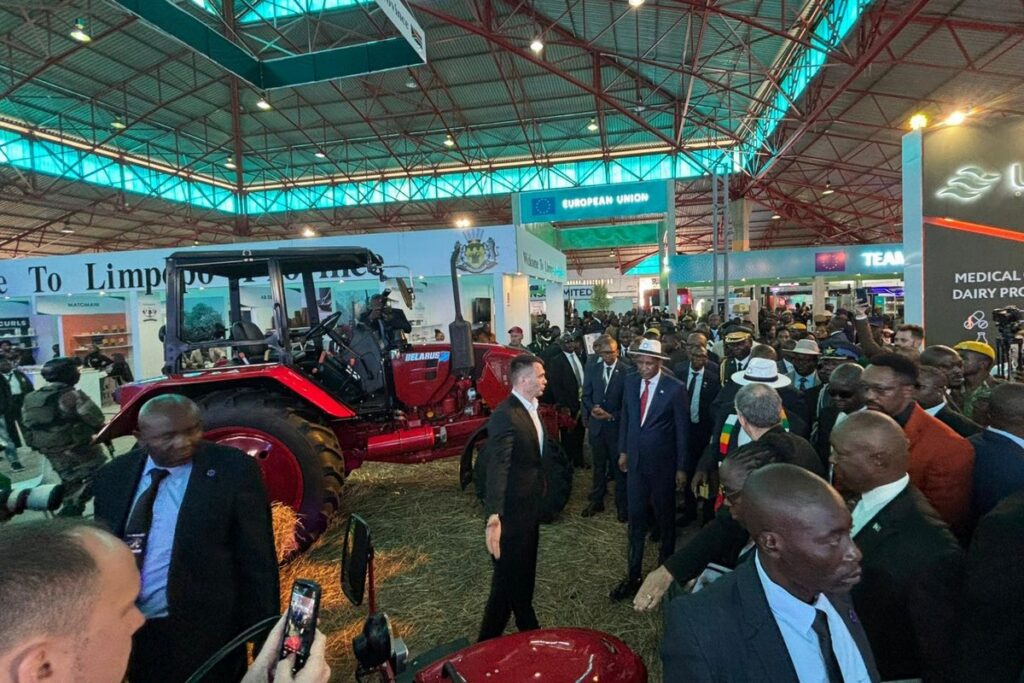 Лидеры Зимбабве и Ботсваны ознакомились с белорусской продукцией в Африке