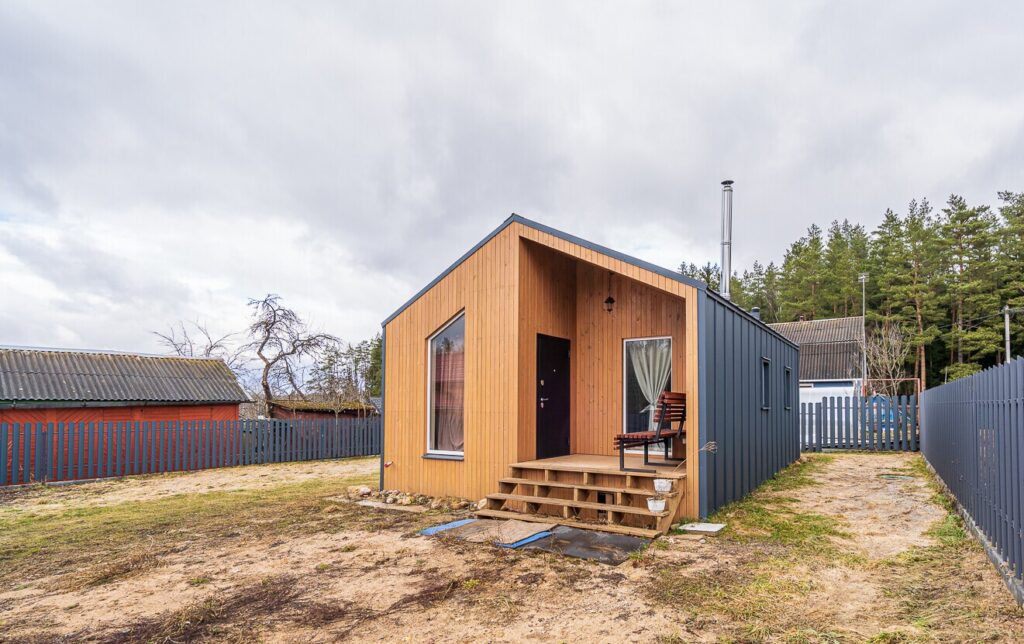 Недалеко от Минска продается небольшой каркасный дом. Цена и локация вам понравятся