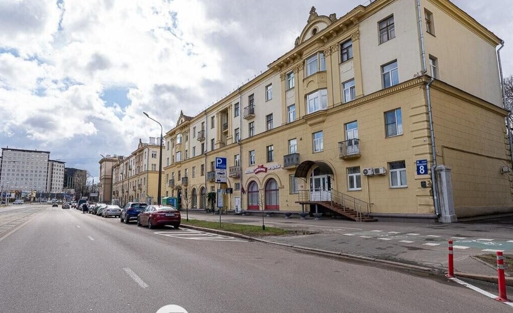 Свежий ремонт и ручная мебель: стильная сталинка в центре Минска выставлена на продажу