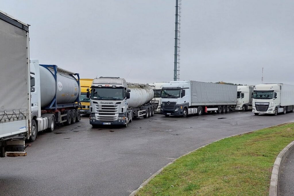 Перед выходными очереди на границе с Польшей и Литвой выросли
