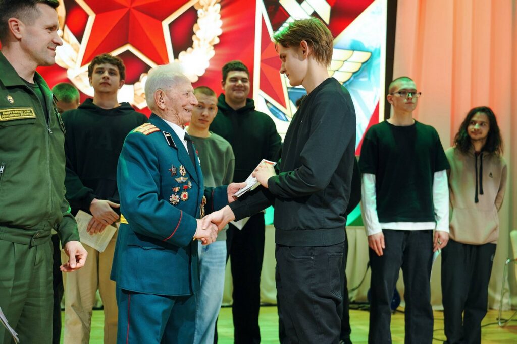 100-летний ветеран напутствовал призывников в Слуцке перед отправкой в армию
