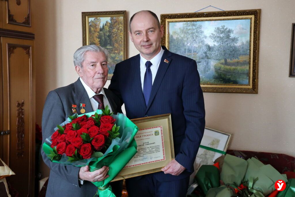Ваша жизнь посвящена белорусскому народу: Кушнаренко вручил высокую награду 90-летнему Алексею Камаю