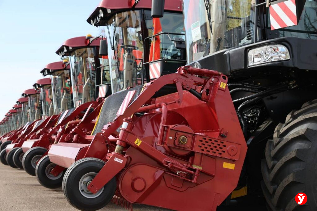 Кушнаренко отправил в хозяйства Минщины 100 комбайнов. За штурвалом – и две девушки