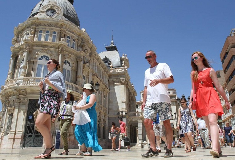 Рай для гостей, кошмар для жителей: почему Испания устала от туристов