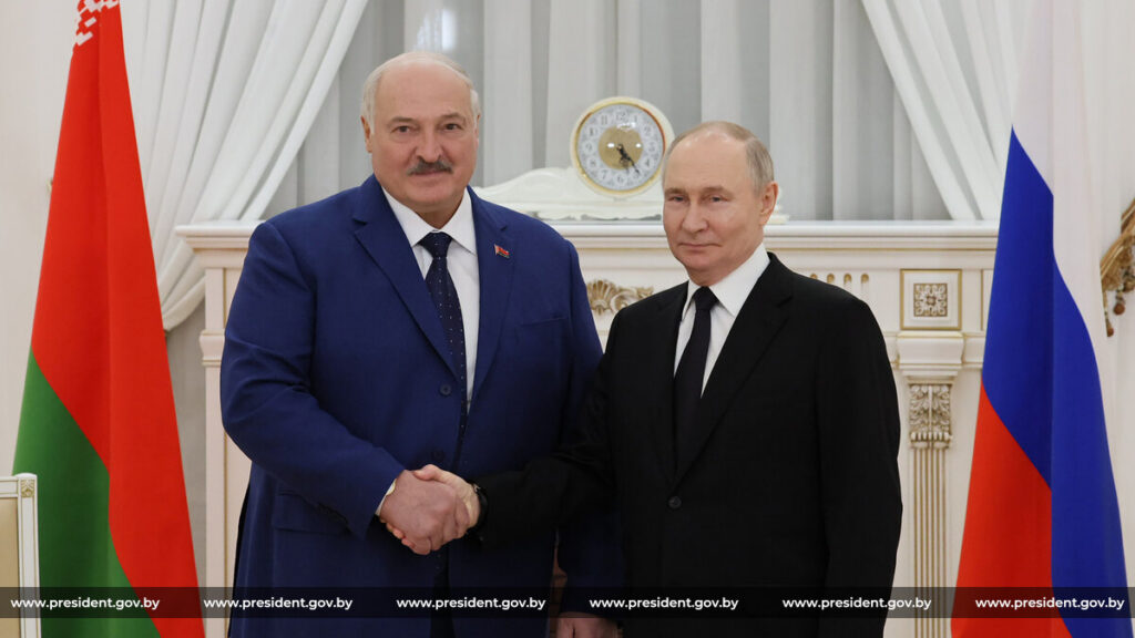 Поздравлениями с Днем единения народов Беларуси и России обменялись Лукашенко и Путин