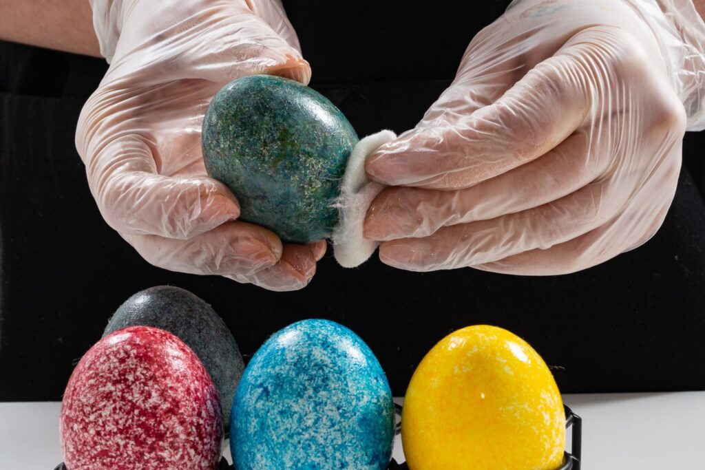 Чем красить яйца нельзя: врачи дали рекомендации