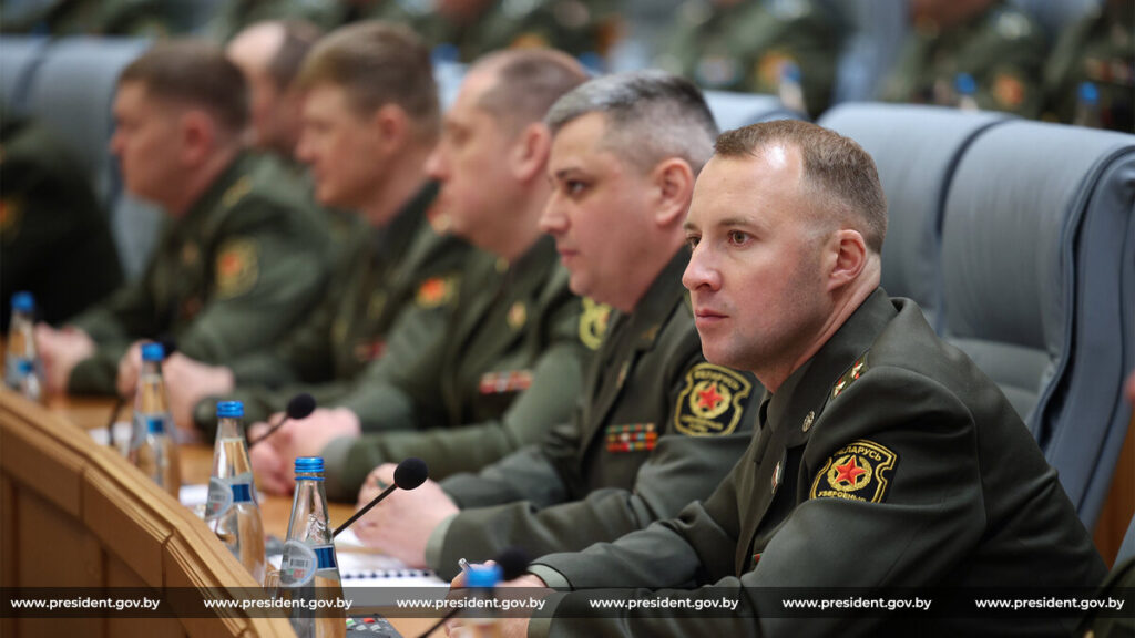 Почему белорусским военным не до шуток: итоги первоапрельского совещания у Лукашенко