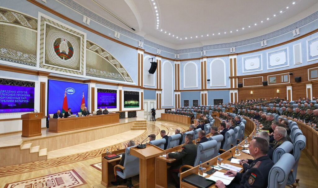 «Мирного времени быть не может»: Лукашенко заявил о готовности к войне