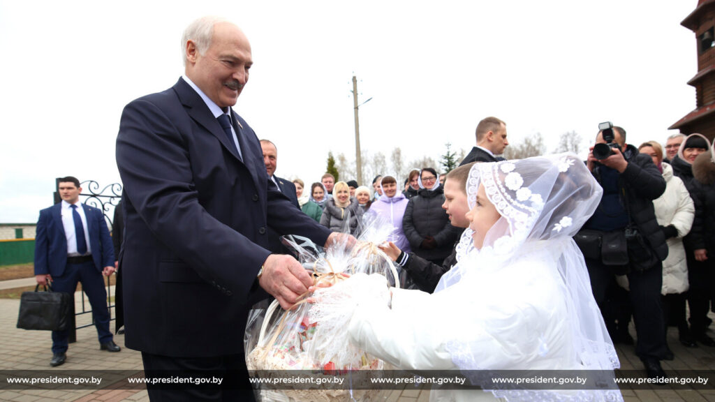 Мировой замес и тихий храм: почему Лукашенко на Пасху был там, где дети дарят куличи