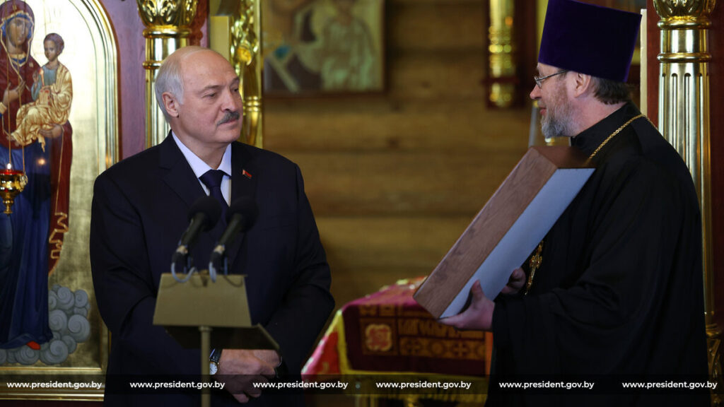 Лукашенко передали в дар икону Николая Чудотворца