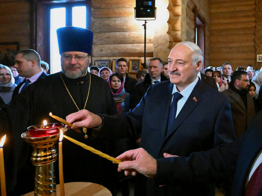 Лукашенко зажег пасхальную свечу в храме Святителея Николая Чудотворца Шкловского района
