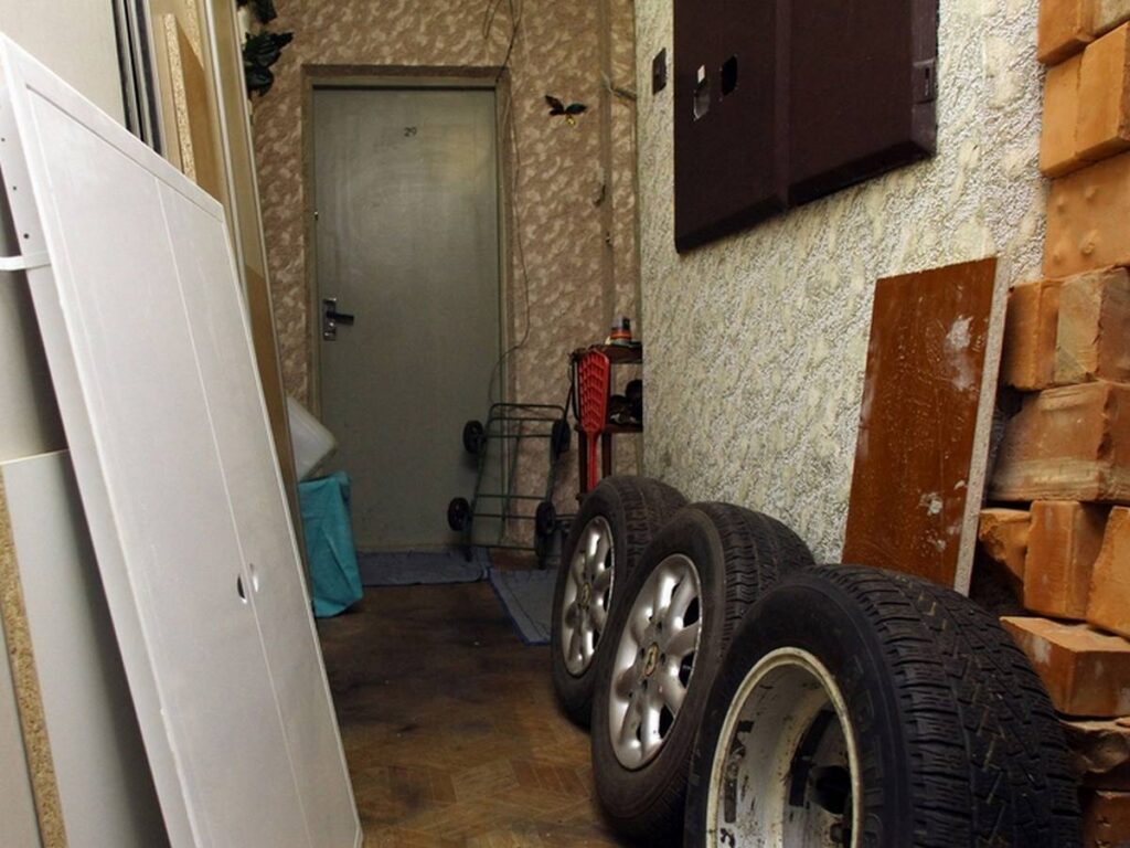 Сосед занял тамбур на лестничной площадке и заблокировал доступ к электрощитку: законно ли это?