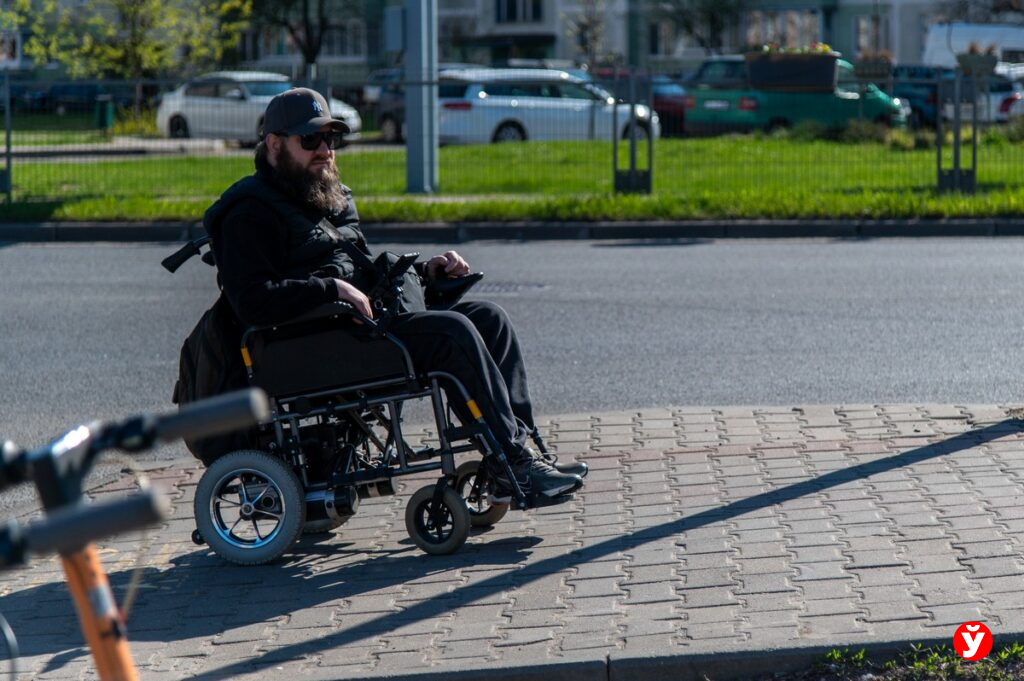 История Алексея, который 10 лет оценивает безбарьерную среду из коляски
