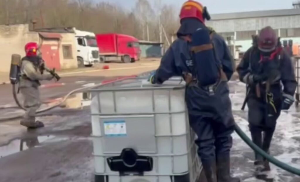 В Минске произошла утечка азотной кислоты из фуры