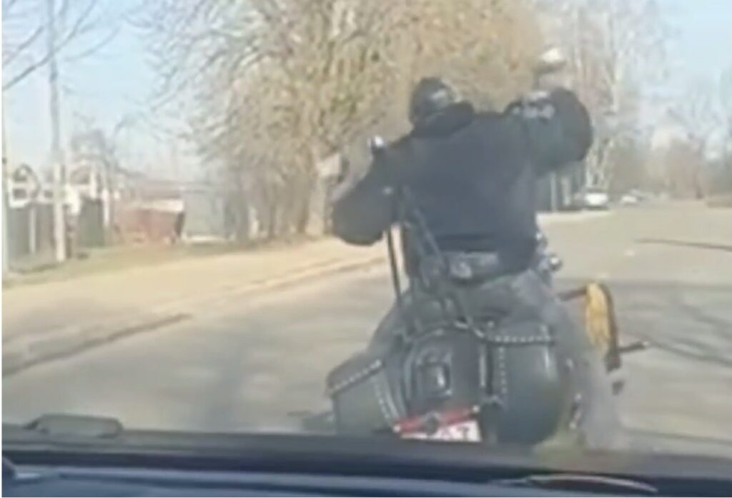 Нетрезвый мотоциклист преследовал бывшую девушку в Фаниполе – какое наказание получил мужчина