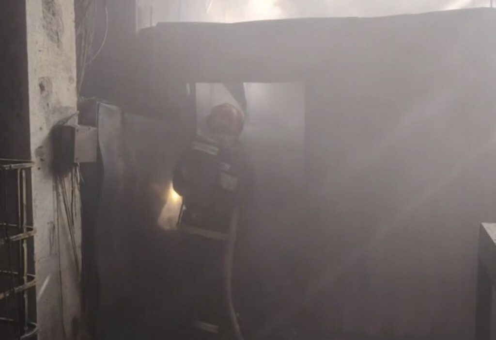 В Минском районе спасатели потушили пожар в производственном цехе