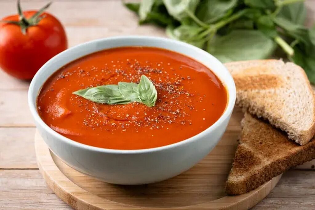 Томатный суп с карпом, кимчи из помидоров и пирог с клюквой: три рецепта в красной гамме