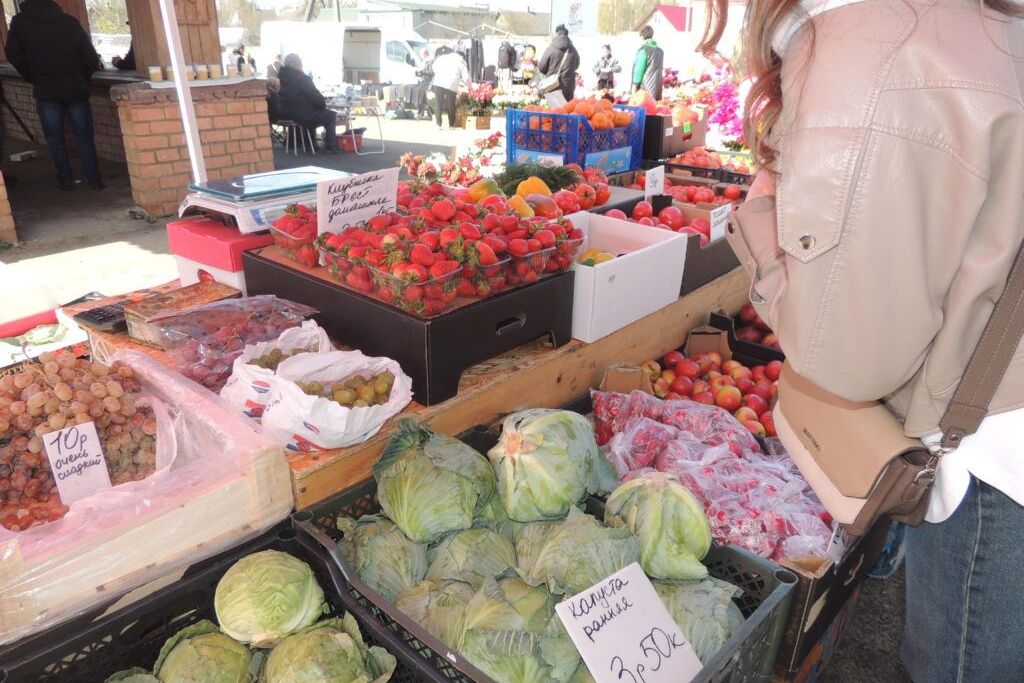 Клубника за 22 рубля и огурцы по 11: что почем на апрельском рынке в Узде