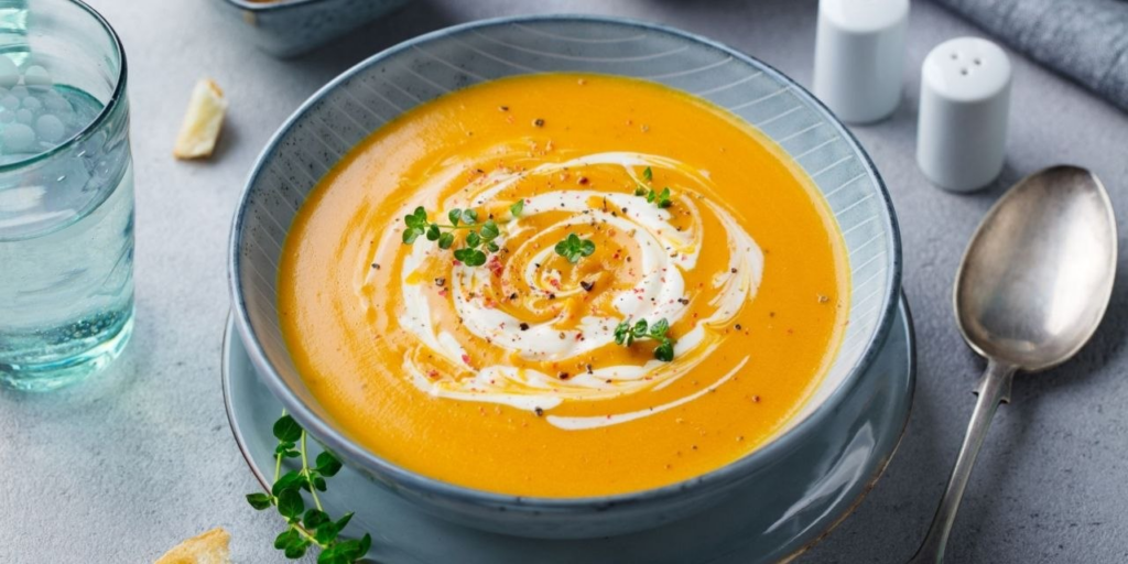 Крем-суп, салат с грибами и глазированная морковь — что приготовить 4 апреля