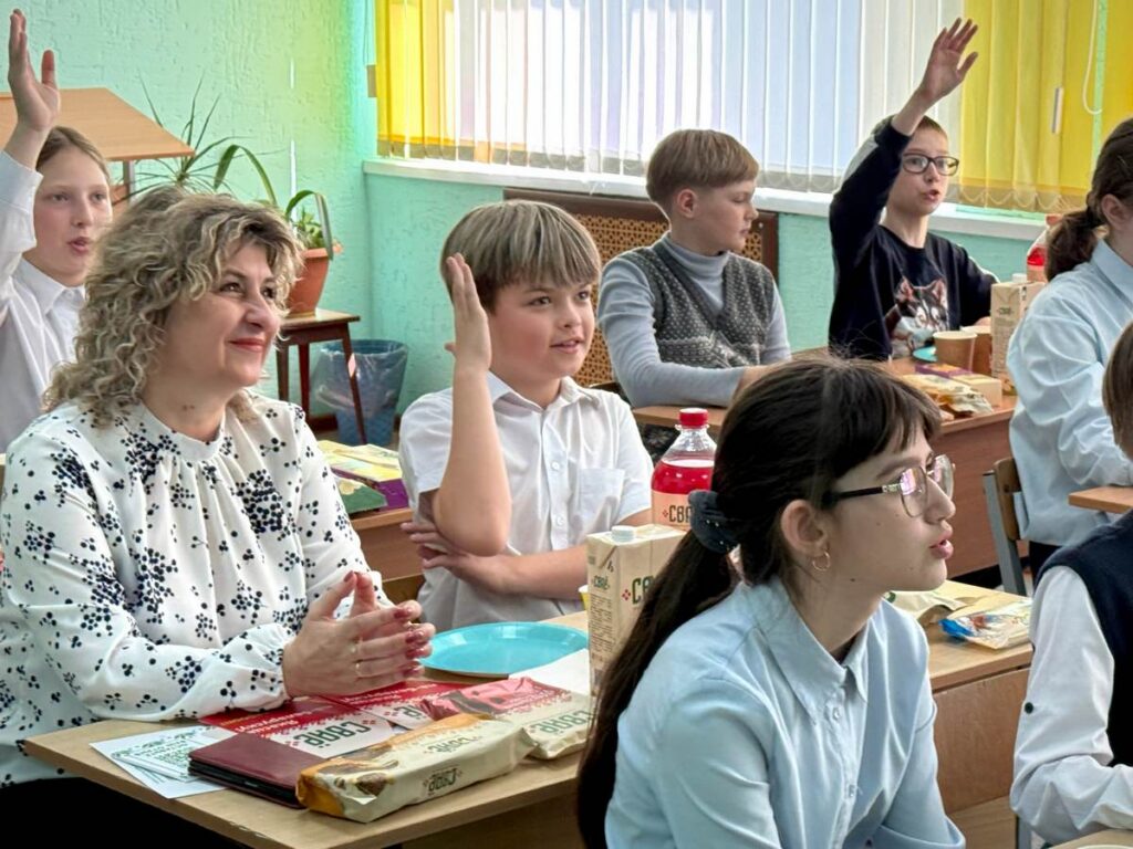 «Евроопт» посетил Руденскую школу после видео школьников о товарах «СВАЁ»