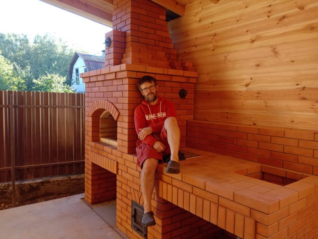 «Жить в таком месте дорогого стоит»: как преподаватель из Луганска стал печником в Беларуси