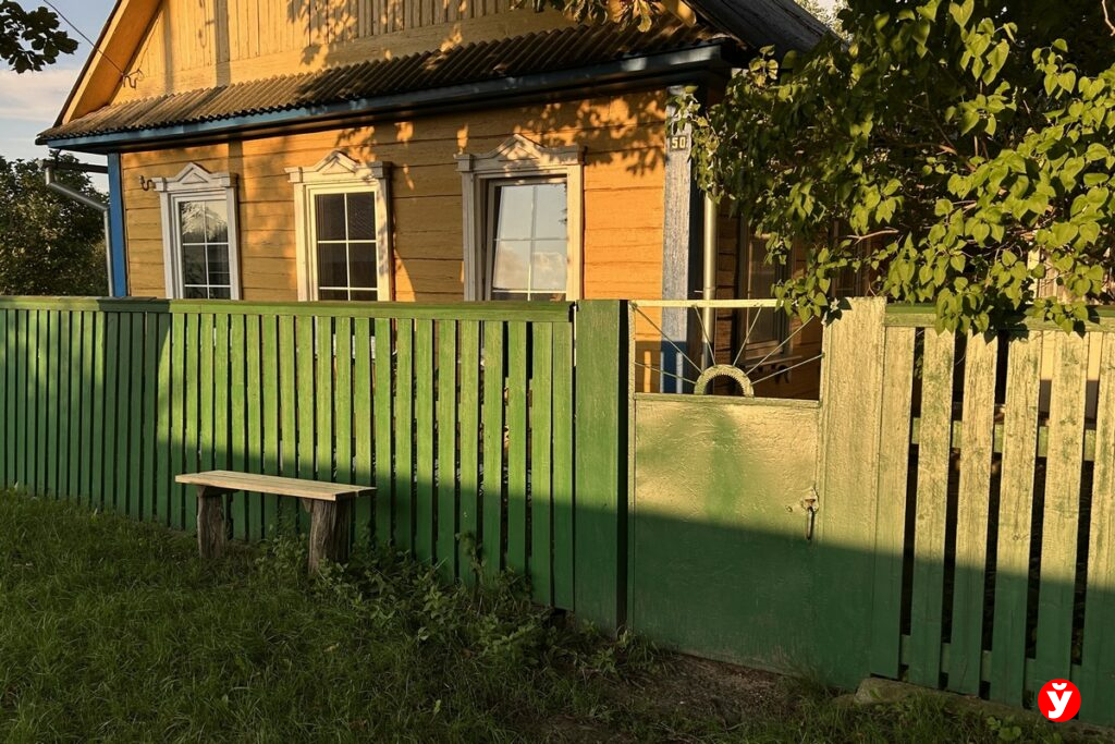 Кто и как должен убирать за забором частного дома, разъяснили специалисты